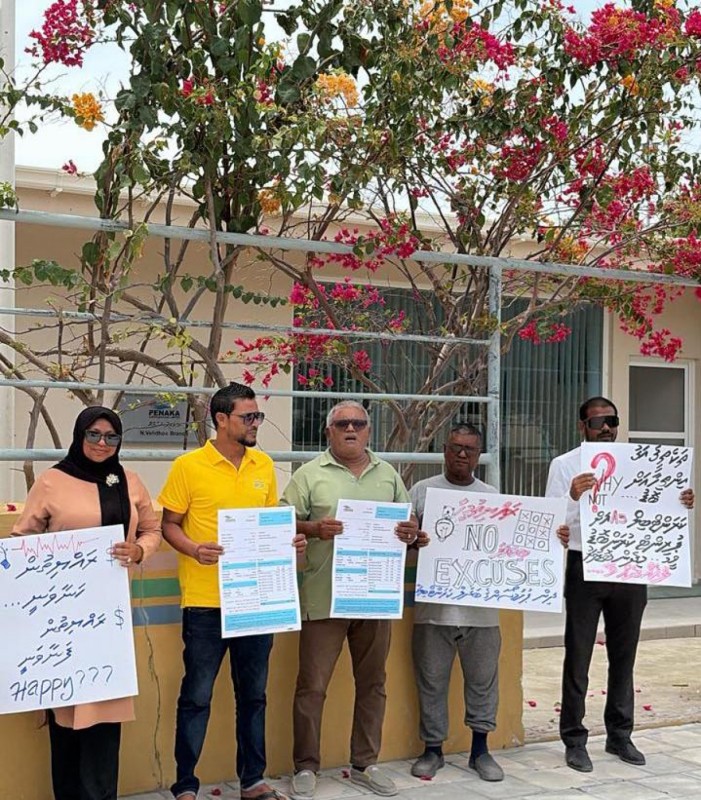 ކަރަންޓު ބިލުތައް ދެގުނައަށް ބޮޑުވި ކަމަށް ބުނެ، ވެލިދޫ ރައްޔިތުން ފެނަކަ ކުރިމަތީގައި މުޒާހަރާކޮށްފި