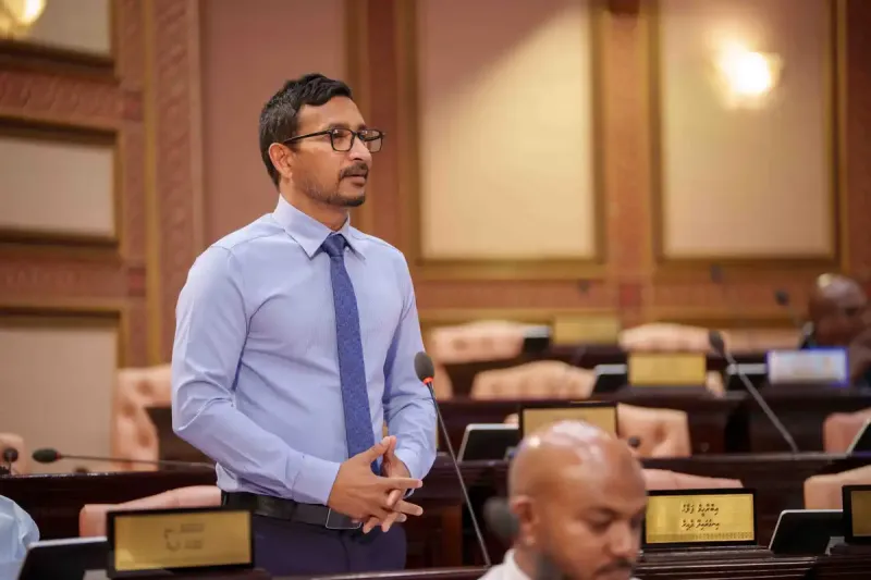 އިދިކޮޅު ޕާޓީތަކަށް ފިޔަވަޅު ނާޅާނަމަ އީސީ ވެރިން އިސްތިއުފާ ދެއްވަންޖެހޭ ކަމަށް ވިދާޅުވެ ޕީއެންސީ ޕީޖީ ލީޑަރުގެ އިންޒާރެއް!