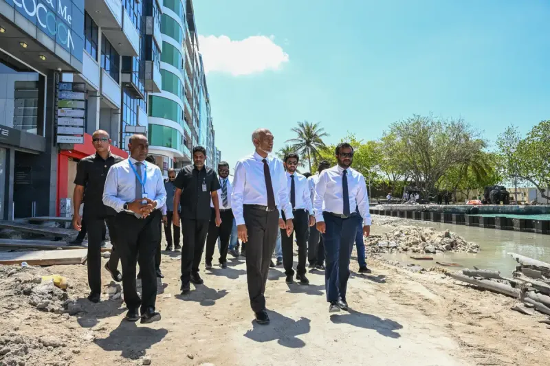 މިދިޔަ އަހަރު ކުރީ ކޮޅު ފަށާނެ ކަމަށް ރައީސް މުއިއްޒު ވިދާޅުވި މާލޭގެ މަގުތައް ހެދުމުގެ މަޝްރޫއުގެ މަސައްކަތް ފެށޭނެ ދުވަހެއް ކޮންސްޓްރަކްޝަން މިނިސްޓަރަކަށް ވިދާޅެއް ނުވެވުނު.