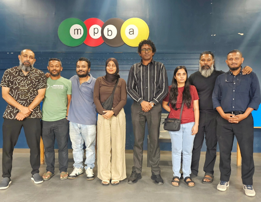 ރާއްޖެއަށް ޗައިނީޒް 8 ބޯލް، ސްނޫކާ، ކެރަމް ބިލިއާޑް ތައާރަފްކުރުމުގެ އަމާޒެއް
