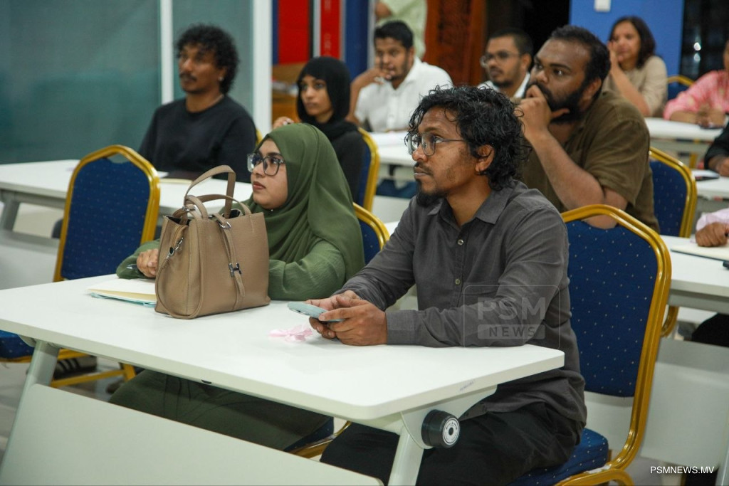 ދިވެސް އަކުރު ދަސްކޮށްދިނުމުގެ ކޯސް 20 ބައިވެރިންނާއެކު ފަށައިފި