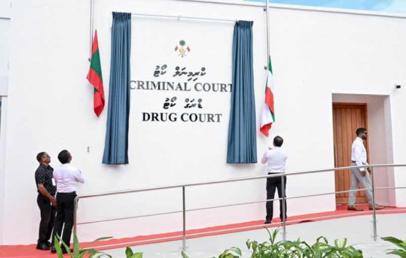 ޑްރަގް ކެފޭއެއް ބަންދުކުރަން، ފުރަތަމަ ފަހަރަށް ކޯޓުން އަމުރުކޮށްފި