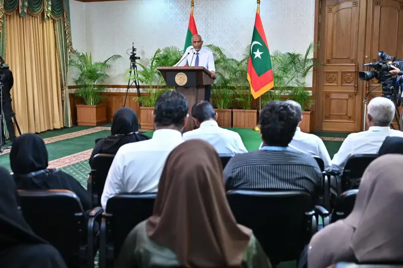 ރައީސް މުއިއްޒުގެ ނޫސްވެރިންގެ ބައްދަލުވުމަށް ދިޔަ ނޫސްވެރިންގެ ފޯނު ޗެކްކުރަން އުޅެފި