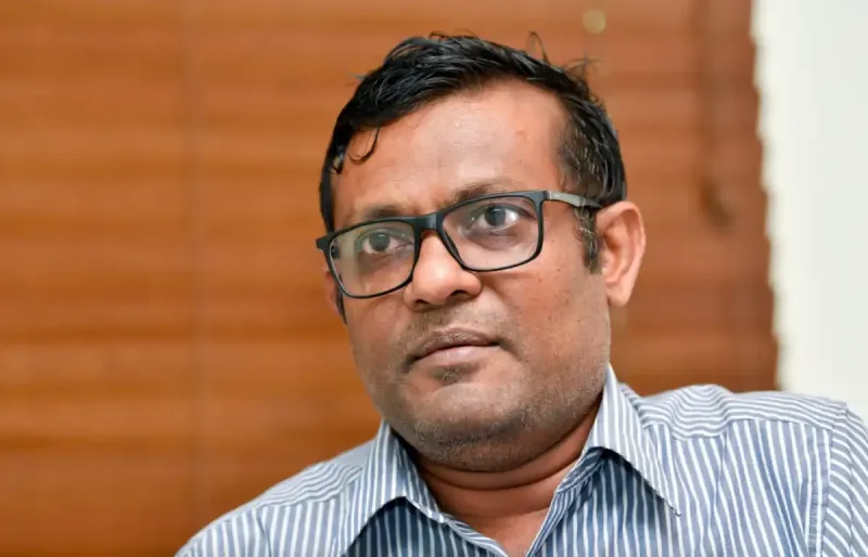 ނާޒިމް ސައްތާރަށް ތޫނު އެއްޗަކުން ހަމަލާ ދީފި