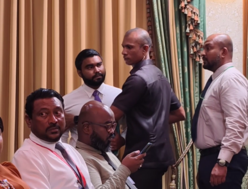 ކޯޓުގެ އަމުރާ ޚިލާފަށް ސުވާލުކުރިކަމަށް ވިދާޅުވެ، ނޫސްވެރިއަކު ރައީސްގެ ބައްދަލުވުމުން ނެރެފި