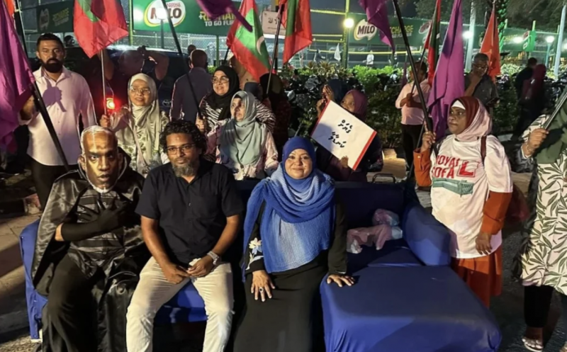 ސޯފާއެއް ހިފައިގެން މުޒާހަރާ ކުރާ މައްސަލައިގައި ޕީއެންއެފް އެއް ލައްކައިން ޖޫރިމަނާ ކޮށްފި