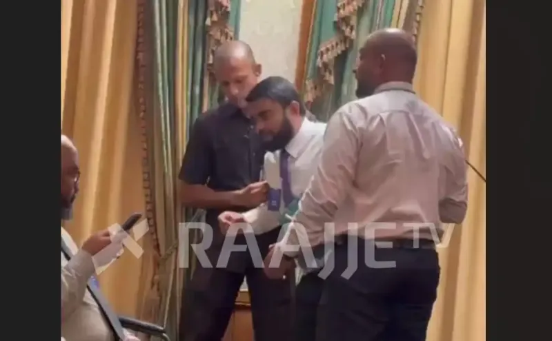 އަދަދުގެ ނޫސްވެރިޔާ ކޯޓުއަމުރާ ޚިލާފުވި ކަމަށް ރައީސް ކަނޑައަޅުއްވައި، ދާޚިލީ ވަޒީރުގެ ހާޒިރުގައި ނޫސްވެރިންގެ ބައްދަލުވުމުންވެސް ނެރެލައިފި
