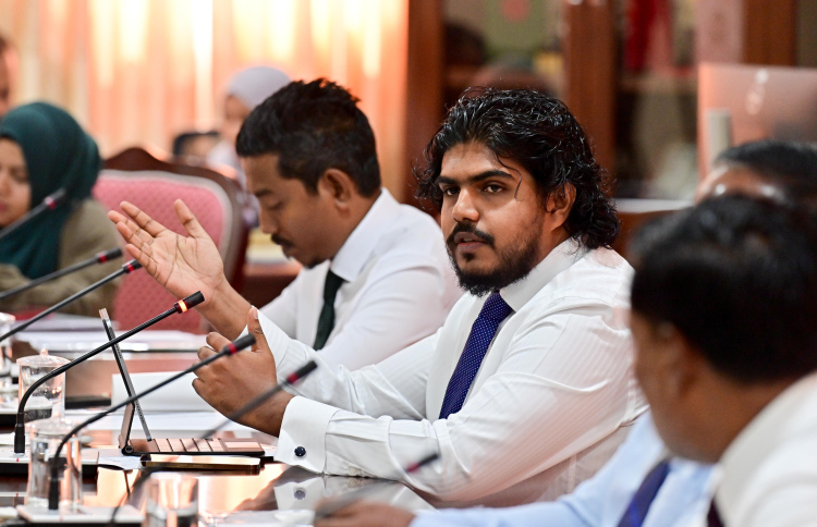 މެންބަރު އަޒާން، އެޑިޓަރު މޫސާ ލަތީފްއާ ދެކޮޅަށް އަބުރުގެ ދައުވާކޮށްފި