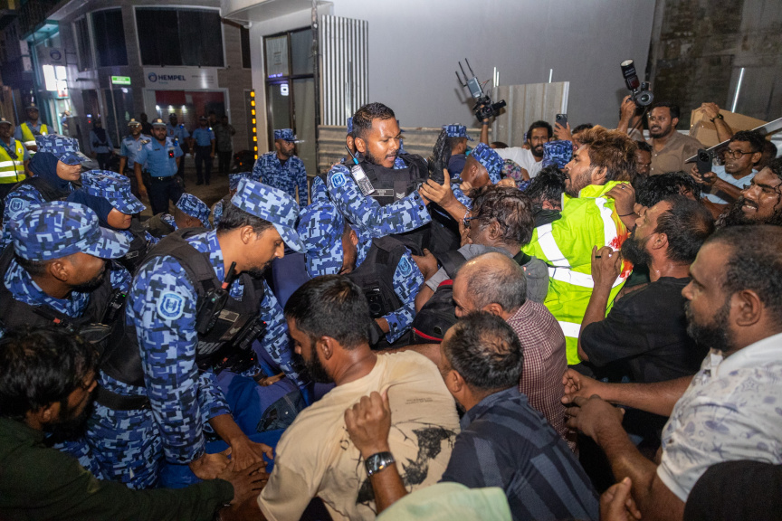 މުޅި ދުނިޔެއަށް އެބަ ފެނޭ، މި ވެއްޓެނީ އަގު، ދައްކާނީ ކޮން މޫނެއް؟
