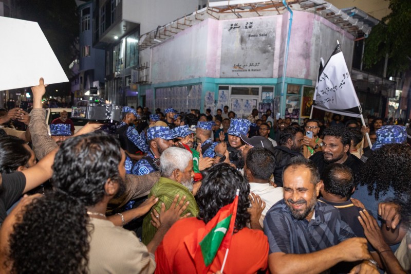 ނޫސްވެރިން މިނިވަންކުރަން ގޮވައިލައި ގިނަ ބަޔަކު އެއްވި އިހުތިޖާޖުގައި ފުލުހުންނާ ކުރިމަތިލުމެއް، ބަޔަކު ހައްޔަރު ވެސް ކޮށްފި