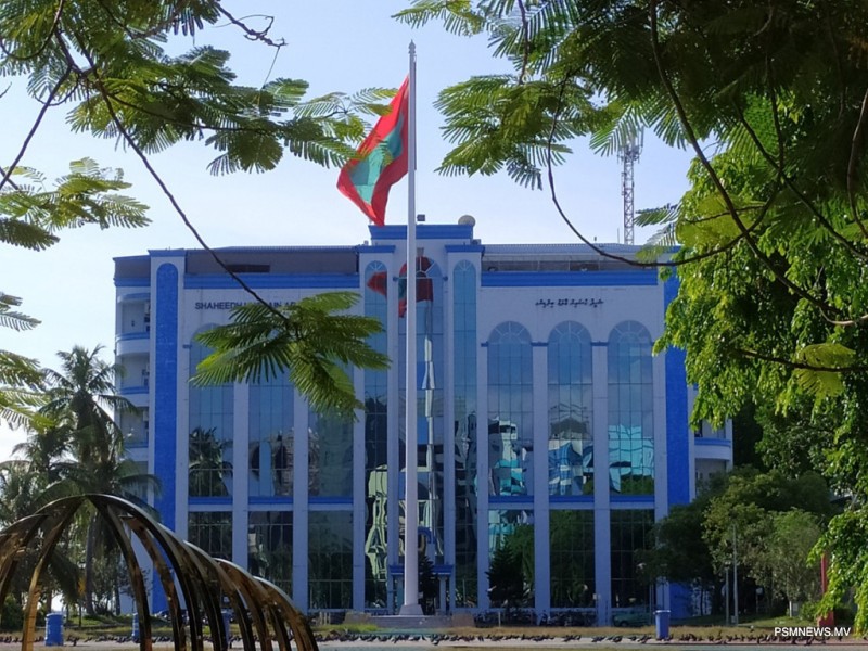 ރޭގެ އެއްވުމުގައި އަނިޔާވި ފުލުސް އޮފިސަރަކަށް ފަރުވާދީފި