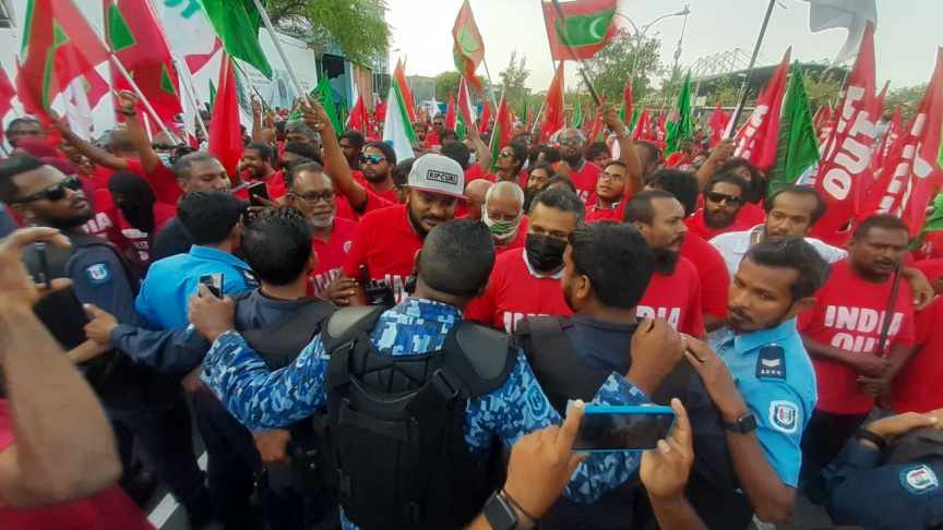 ގައުމެއްގެ ހަޔާތް ހަމަ މި ސަކަރާތުގައި ދުއްވާލަންވީތަ؟