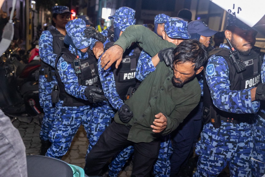 ނޫސްވެރިންގެ މިނިވަންކުރަން ގޮވާލި އިހުތިޖާޖުން 9 މީހުން ހައްޔަރުކުރި!