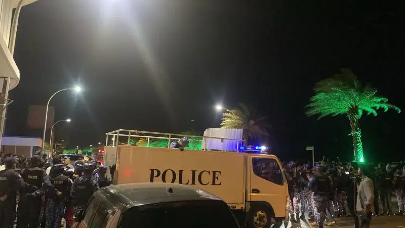 އެމްޑީޕީ އިން ބުރާސްފަތި ދުވަހުގެ ރޭ ކުރި މުޒާހަރާގެ ބައިވެރިން ގަޔަށް، ފުލުހުން އިންޒާރު ދިނުމެއް ނެތި ޕެޕަރ ސްޕްރޭ ޖަހާ އެކަކު ހައްޔަރު