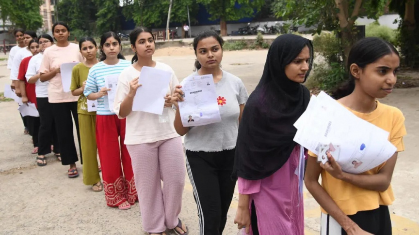 އިންޑިއާގައި 2 މިލިއަން ކެންޑިޑޭޓުން ބައިވެރިވި މުހިންމު އިމްތިހާނެއް ކެންސަލް ކުރުމުން މުޒާހަރާ ކުރަނީ