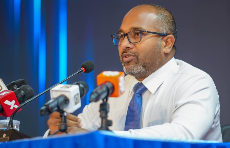 ރަށްރަށުގެ ދަނޑުތަކުގައި އެތައް އަހަރެއް ވަންދެން ބިދޭސީން ފިލައިގެން އުޅޭ: އިހުސާން
