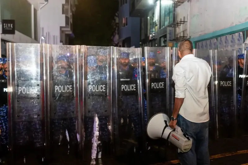 ނޫސްވެރިން ދޫކޮށްލަން ގޮވާލާ ކުރި މުޒާހަރާ އިން ހައްޔަރުކުރި 10 މީހުންގެ ތެރެއިން 2 މީހަކަށް ބަންދު މުއްދަތު ޖަހައިފި