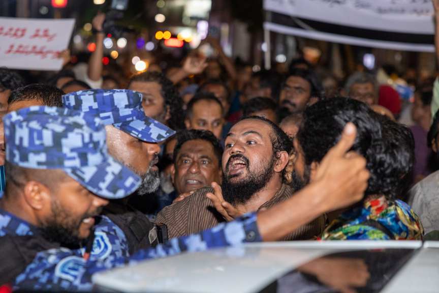 ނޫސްވެރިން މިނިވަންކުރަން ގޮވައިލައި ގިނަ ބަޔަކު އެއްވި އިހުތިޖާޖުގައި ފުލުހުންނާ ކުރިމަތިލުމެއް، ބަޔަކު ހައްޔަރު ވެސް ކޮށްފި