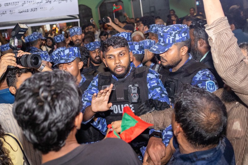 ފުލުހުންގެ ހުއްދަ ނެތި، ކަނޑައަޅާފައިވާ ސަރަހައްދުން ބޭރުގައި ކުރާ މުޒާހަރާތައް ރޫޅާލާނެކަމުގެ އިންޒާރު ދީފި