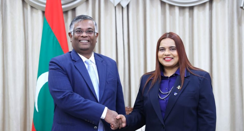 ފޮރިން މިނިސްޓަރ އިރުތިޝާމް ރަސްމީ ދަތުރުފުޅެއްގައި އިންޑިއާއަށް!