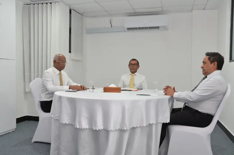 ނޫސްވެރިންނާއި މުޒާހަރާއިން ހައްޔަރުކުރި މީހުން ދޫކުރުމަށް ސަރުކާރަށް ޕްރެޝަރު ކުރަން އެދި ތިން ރައީސުންގެ ސިޓީއެއް ޑިޕްލޮމެޓިކް މިޝަންތަކަށް