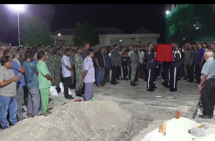 ޑައިވަރުން ހޯދަން އުޅެނިކޮށް ނިޔާވި މަހުދީ، ރަސްމީ އިއްޒަތުގައި ވަޅުލައިފި