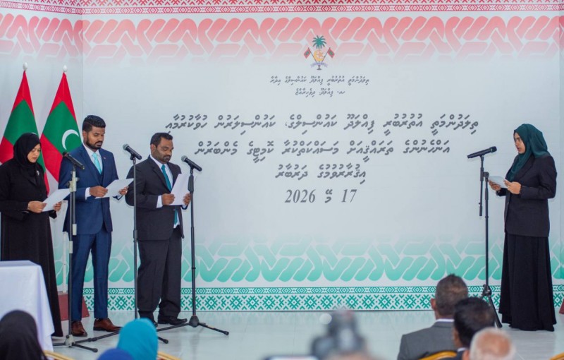 ތަފާތު މަންޒަރެއް: ފިއްލަދޫ ކައުންސިލްގެ ރައީސަށް ހުވާލައިދެއްވީ އަނބިކަނބަލުން