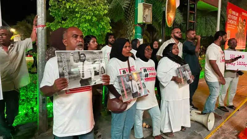 ނޫސްވެރިޔާ މުހައްމަދު ޝަހުޒާން ދޫކޮށްލުމަށް ގޮވާލާ އަޑު ސަރުކާރަށް ނީވެނީ މި ސަރުކާރަކީ ބީރު ސަރުކާރަކަށް  ވީމަ ކަމަށް ޝަހުޒާންގެ ބައްޕަ ޝަހުޒާންގެ ބައްޕަ، އަހުމަދު ޝާޒް (ތަޖޫބެ) ވިދާޅުވެއްޖެއެވެ.
