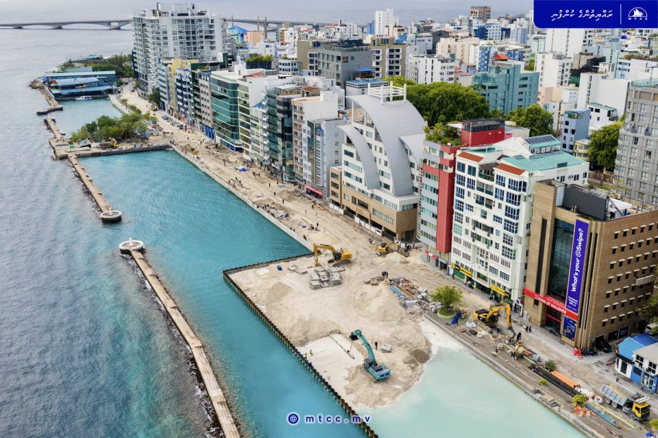 580 ޖާގައިގެ ޕާކިންއެއް ބޮޑުތަކުރުފާނު މަގުގައި ހަދަނީ