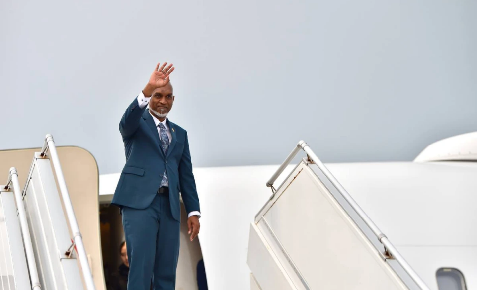 ނުރަސްމީ ދަތުރުފުޅެއްގައި ރައީސް މުއިއްޒު ސިންގަޕޫރަށް ފުރާވަޑައިގެންފި