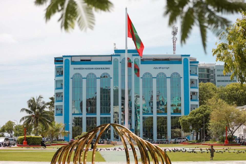ތެޔޮބައުޒަރަކާ ސައިކަލެއް ޖެހި ނުރައްކާތެރި އެކްސިޑެންޓެއް ހިނގައިފި