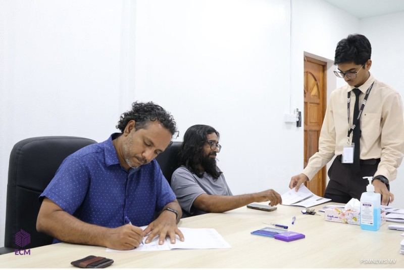 ހިތަދޫ އުތުރު ދާއިރާގެ ވޯޓާސް ލިސްޓުގައި ކެންޑިޑޭޓުންގެ ފަރާތުން ސޮއިކޮށްފި