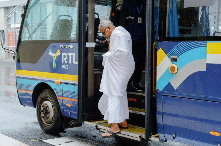 ހައްޖުވެރިން އެނބުރި އަންނަން ފެށުމާ އެކު އެއާޕޯޓަށް ބާރުބޮޑުވާނެތީ ފެރީ އާއި ބަސް ބޭނުންކުރަން އިލްތިމާސްކޮށްފި