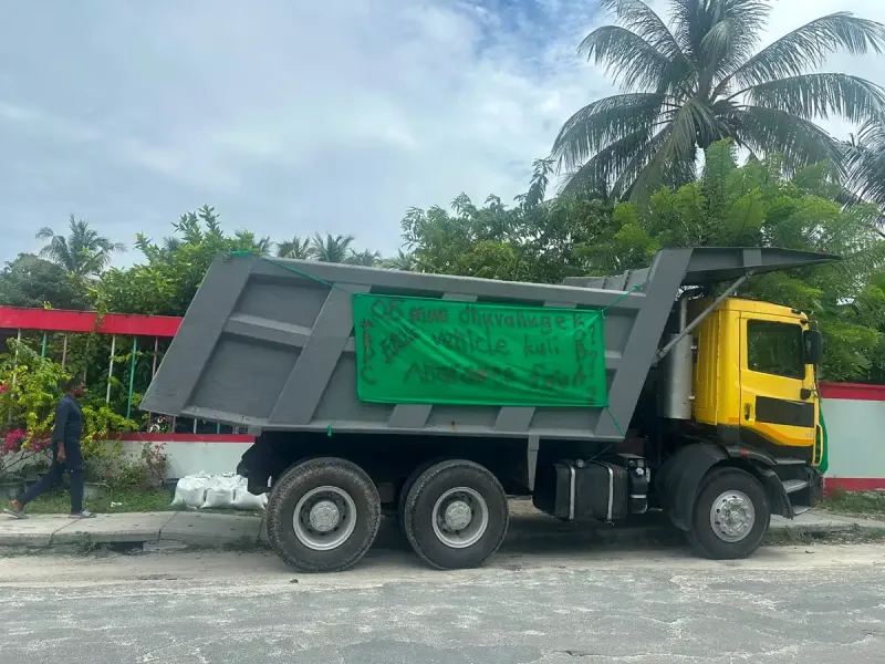 އައްޑޫގައި، އާރްޑީސީގެ މަސައްކަތްތަކަށް ނެގި ވެހިކަލްތަކަށް ފައިސާ ނުދީގެން ޒުވާނުން މުޒާހަރާކޮށްފި