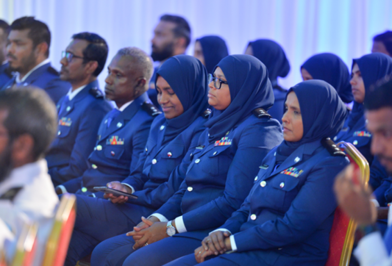 ކަސްޓަމްސް އޮފިސަރުންނަށް ދޭ 510 މެޑައްޔާއި 900 ފޮށި ތައްޔާރުކޮށްދޭނެ ބަޔަކު ހޯދަނީ