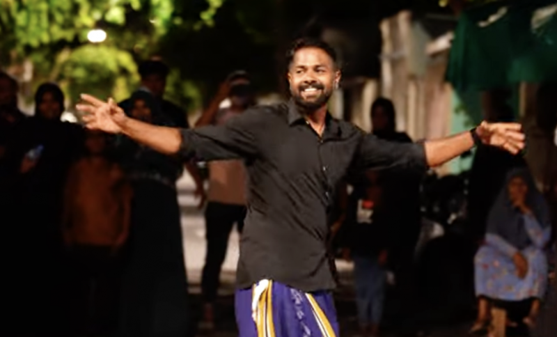 "ކަލާ ތިހާ ކައިރީ ހުރީމަ ލޯއެޅޭނެޔޭ!"