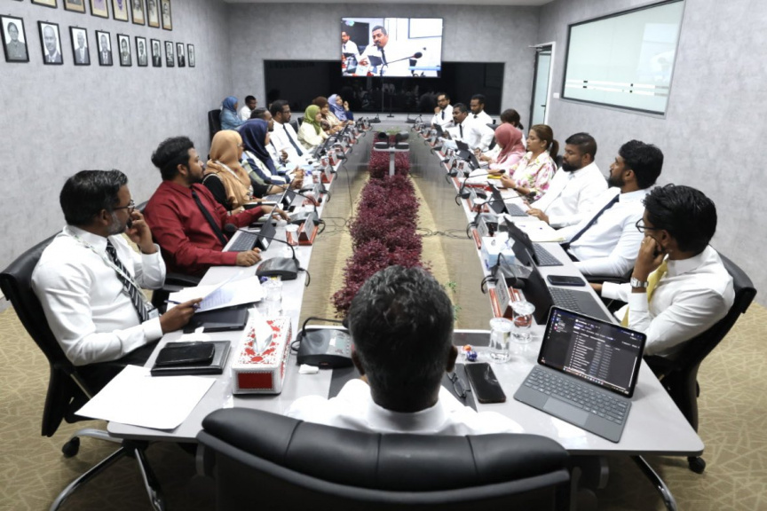 އާޒިމްގެ ސުވާލެއް: ދިވެހި މުވައްޒަފުން ނެގީމާ މަސައްކަތަކަށް ނާދޭ، ބިދޭސީން ތިބުމުން މައްސަލައަކަށް ވާންވީ ކީއްވެ؟