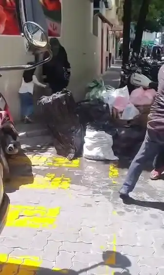 ވެމްކޯގެ ކުނި ލޮރީތަކުން މާލޭގެ މަގުތަކަށް ކުންޏާއި، ހަޑި ފެން އެޅުނު ނަމަވެސް ސާފު ނުކޮށްދާ މައްސަލަ ވަނީ ބޮޑުވެފައި.