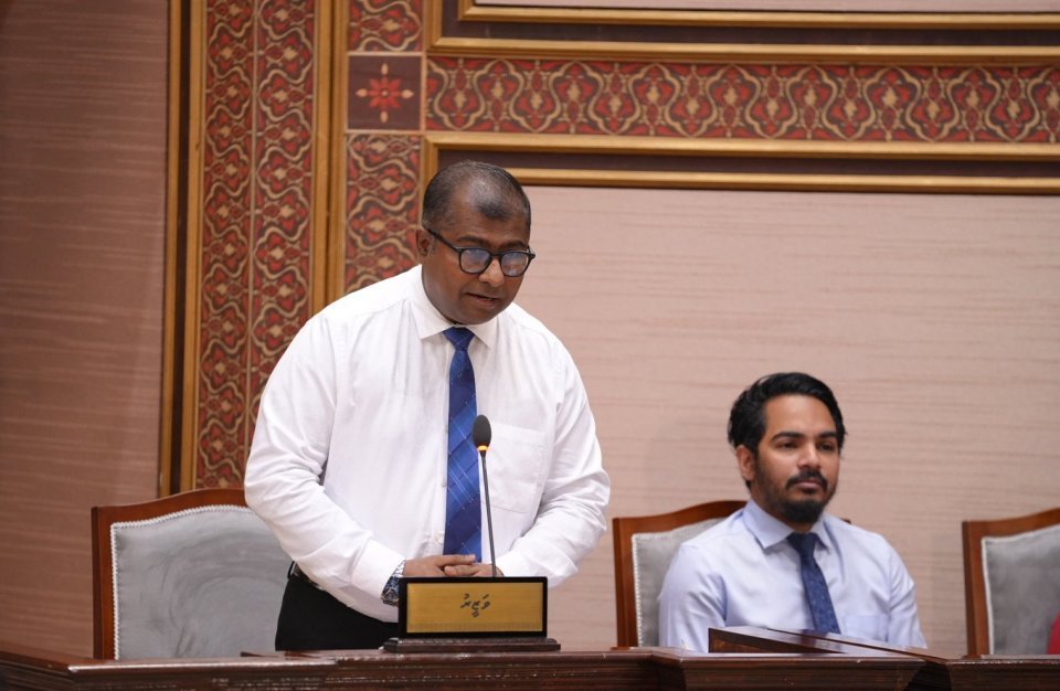 ރައީސް އޮފީހުގެ މުޝީރުކަމުގެ މަގާމު ހަވާލު ކުރެއްވިތާ 24 ގަޑި އިރުތެރޭ އެ މަގާމުން އާދަމް ނަޞީރު އިސްތިއުފާ ދެއްވައިފި
