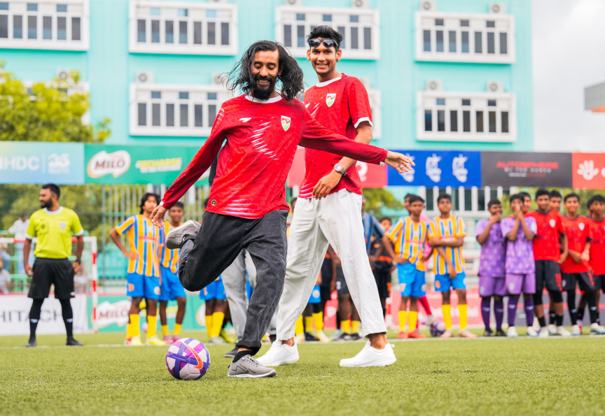 ތާރީޚީ ކިޑްސަލް މުބާރާތް ފެށުން: ގައުމީ ފުޓްސަލް ޓީމުގެ ތަރިންނާއެކު އުފާވެރި ވަގުތުކޮޅެއް