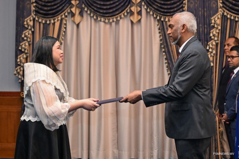 ފިލިޕީންސުން ކަނޑައެޅި އައު ސަފީރު ފަތްކޮޅު އަރުވައިފި