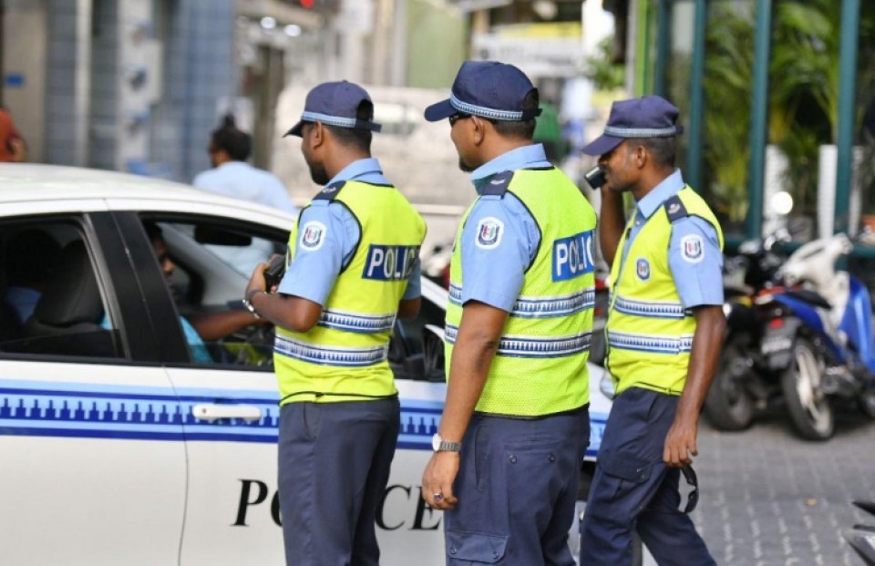 ފުލުހަކު ކުޑަކުއްޖަކަށް ޖިންސީ ގޯނާކުރިކަމަށް ތުހުމަތު ކުރެވޭ މައްސަލައެއް