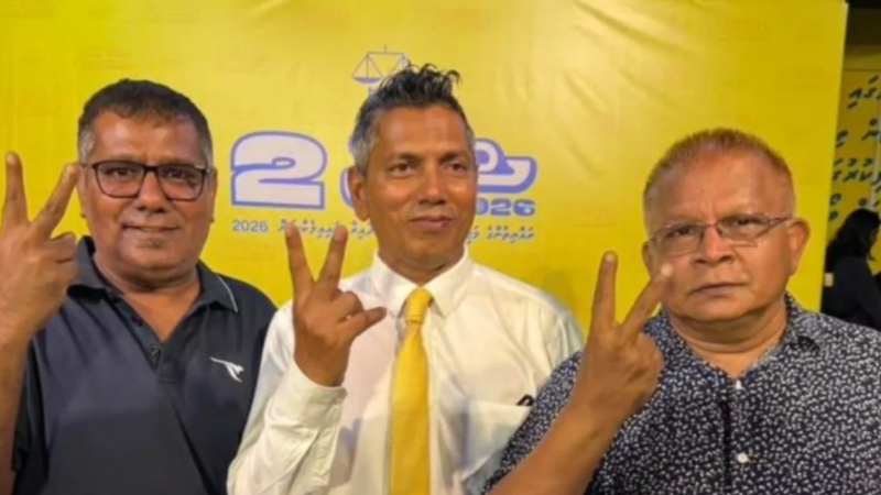 ސޯބެއާއެކު ފޮޓޯ ނެގުމުން ޓްރާންސްޕޯޓް ސޭފްޓީ ބޯޑުގެ ޑިރެކްޓަރު ވަކިކުރަން އެ މަގާމު އުވައިލިކަމުގެ ތުހުމަތު