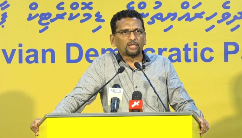 ރައީސް މުއިއްޒުގެ ސިޔާސަތެއް ނެތުމުގެ ސަބަބުން ސަރުކާރު އޮތީ ހަތަރު އަނގޮޅި ކަންމައްޗެއްގައި: ޑީޑީ
