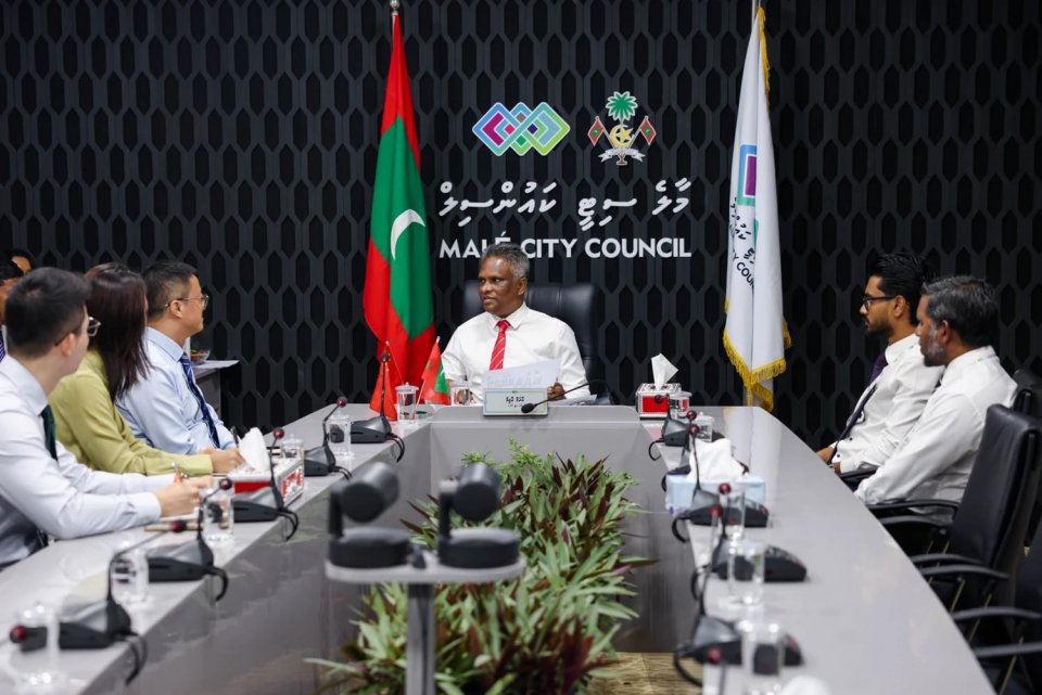 ޗައިނާ ސަފީރު މާލެ ސިޓީގެ މޭޔަރާ ބައްދަލުކުރައްވައިފި
