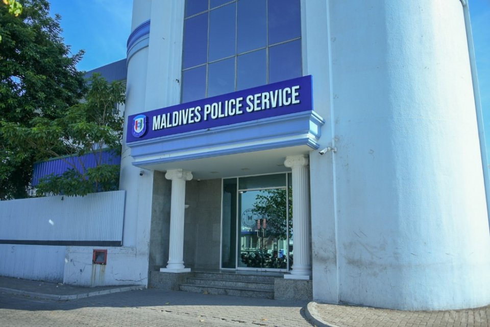 ކުޑަކުއްޖަކަށް ޖިންސީ ގޯނާކުރި ކަމަށް ތުހުމަތުކޮށް ފުލުހަކު ހައްޔަރު ކޮށްފި