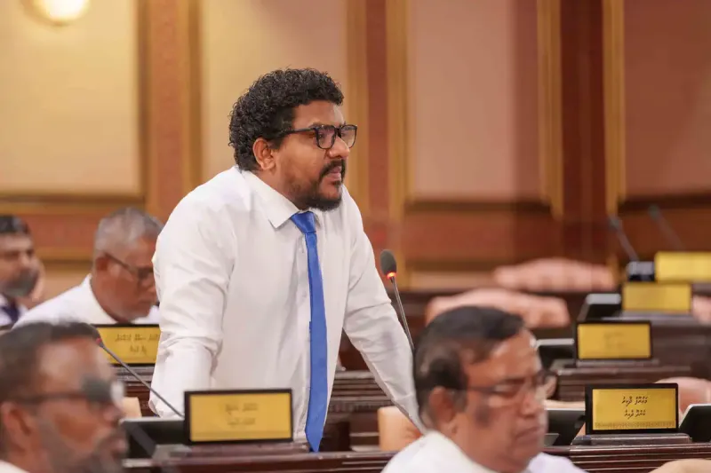ޑިޖިޓަލް ކުރާ ޚިދުމަތްތައް ފަސޭހައިން ރައްޔިތުންނަށް ނުލިބޭތީ ދައުލަތަށް ވެސް އެކަމުގެ ގެއްލުން ލިބޭ: މެންބަރު މައުރޫފް