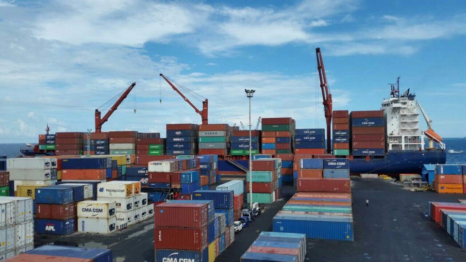 އޮޔާ ގޮސްފައިވާ ދެ ކޮންޓޭނަރު ފެނިއްޖެ