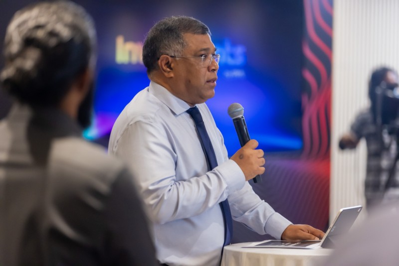 ކާޑުތަކުގެ ލިމިޓު ލުއިކުރެވޭނީ ޑޮލަރު ލިބޭ މިންވަރުން، އިންވެސްޓްމަންޓް ތައާރަފުކުރީ އެ މަގުސަދުގައި: ޝަރީފް