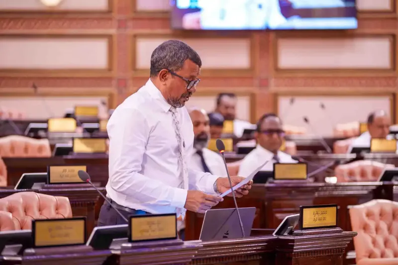 ރައްޔިތުންނާ ގުޅުންހުރި ބޮޑެތި މައްސަލަތައް ފުނިޖެހިފައި ހުއްޓައި، 5 މިނެޓުން ކޮމިޓީތައް ނިންމާލައި އެލަވަންސްތައް ނަގަމުންދާތީ މެމްބަރު ކުޑޫގެ ކަންބޮޑުވުން!